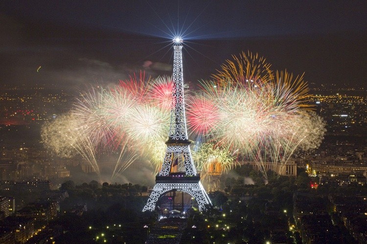 Tháp Eiffel lung linh trong ngày Quốc khánh Pháp 14/7/2013.